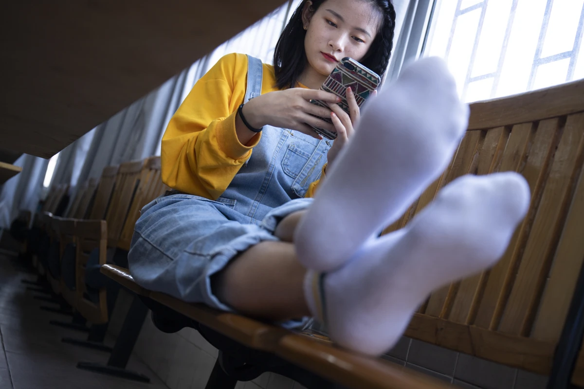 [Mzsock] NO.019 From a tricky angle, Sichuan girl Linlin shows off her beautiful feet in the classroom Southern football skills#[121P]-33